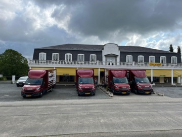 Vrachtwagens van Gideon die worden ingeladen Vrachtwagens van Gideon die worden ingeladen